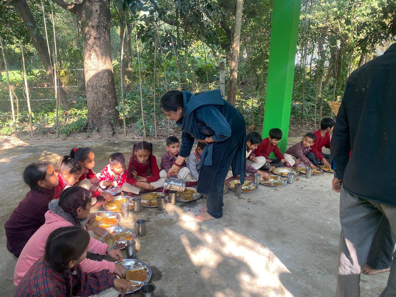 Children in rows at the mid-day langar