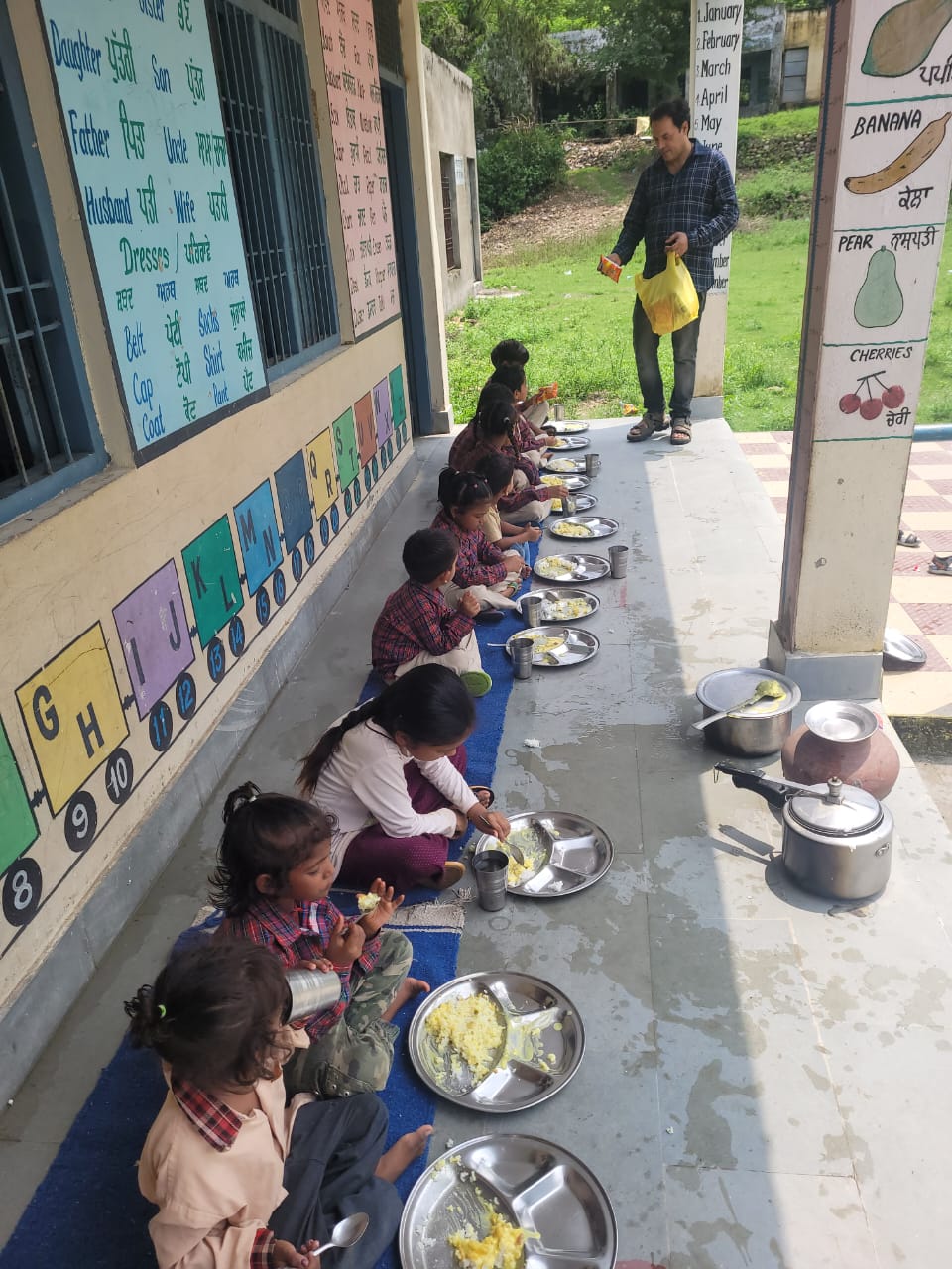 Children receiving hot langar meals at a Jan Kalyan Social Welfare Trust drive